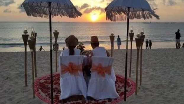 Cena a la luz de las velas en la playa de Jimbaran con comida vegetariana india - Foto 2